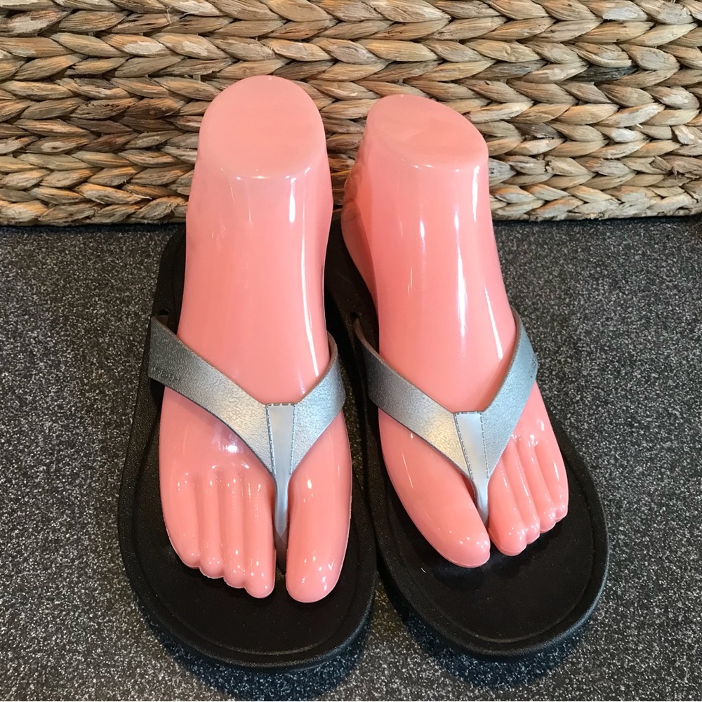 Okabashi Stylish Silver and Black Women's Thong Sandals